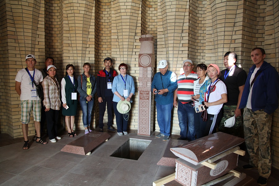 كەيكى باتىردىڭ تابانى تيگەن جەرلەرگە ءباسپاسوز تۋرى ۇيىمداستىرىلدى