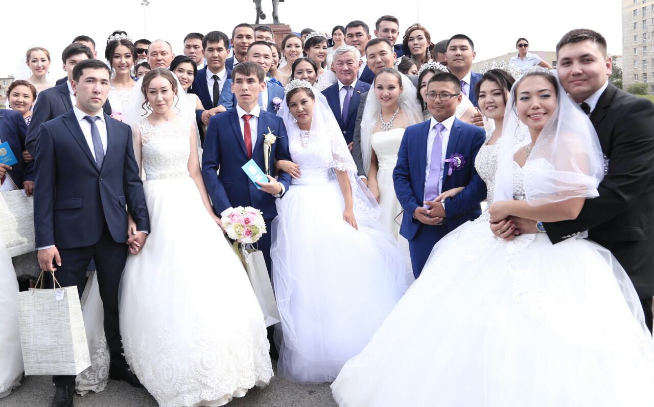 اقتوبەدە كونستيتۋتسيا كۇنى 50 جۇپ ءبىر مەزەتتە ۇيلەندى