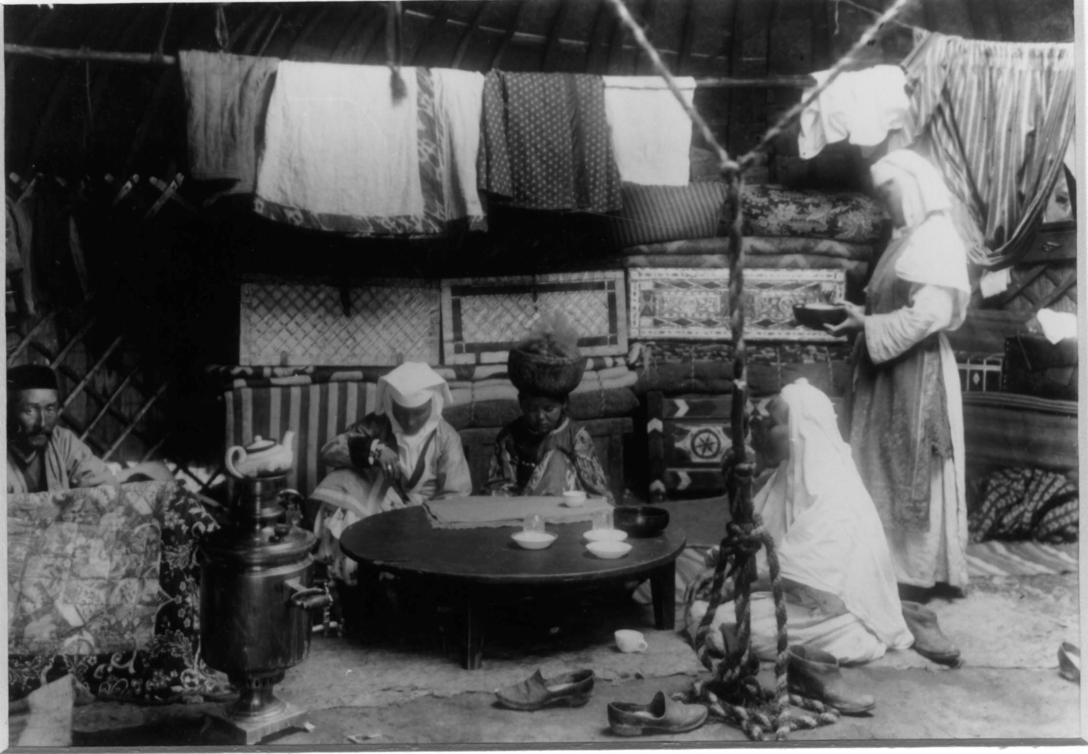 حالىق دانالىعى: «قىزدى تورگە وتىرعىز, تورەڭدەي كۇت»