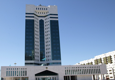 شەتەلدىك كومپانيا وكىلدەرىمەن كەزدەستى