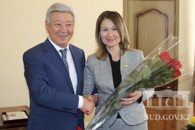 قوس ماجىلىسمەنگە «ءۇش بي» قۇرمەت بەلگىسى بەرىلدى