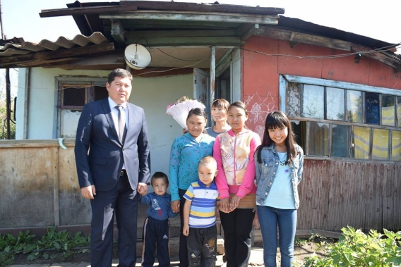 وسكەمەندىك تۇرعىن 27 جىلدان كەيىن باسپانالى بولدى

