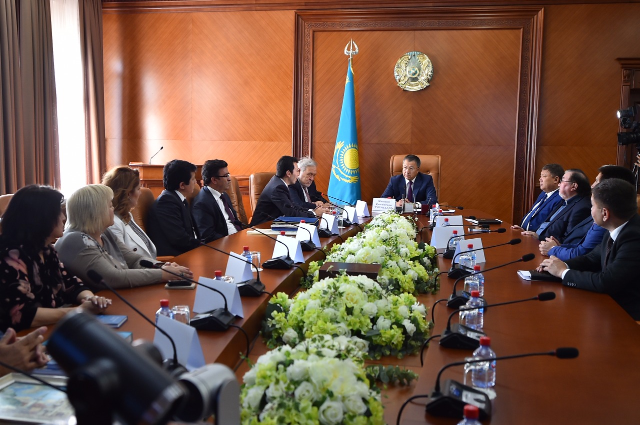 وقو اكىمى تۇركى الەمى ادەبي جۋرنالدارى رەداكتورلارىمەن كەزدەستى