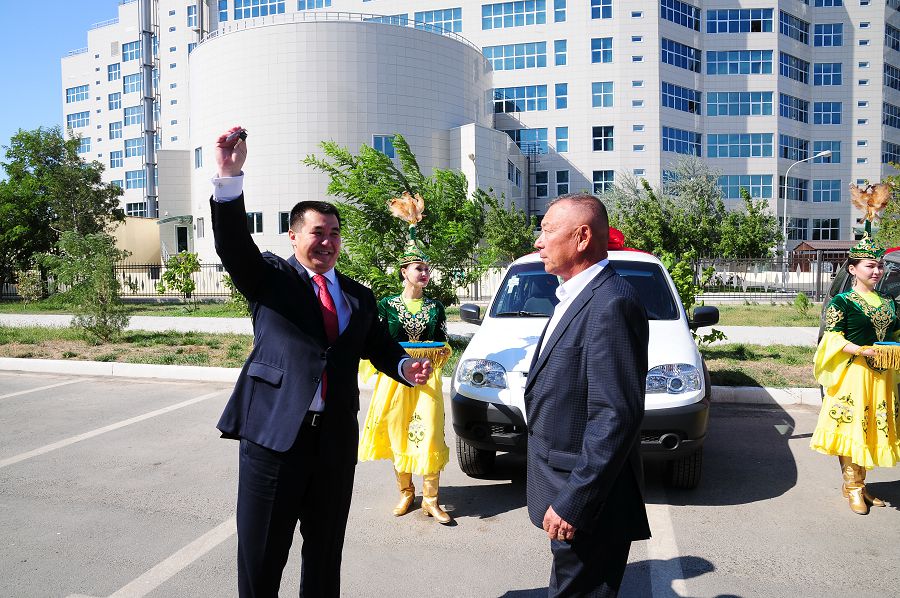 ەمبىنىڭ ۇزدىك قىزمەتكەرلەرىنە اۆتوكولىك تابىستالدى