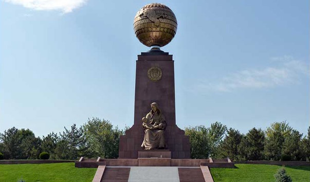 مەملەكەت باسشىسى «تاۋەلسىزدىك جانە گۋمانيزم» مونۋمەتىنە گۇل شوعىن قويۋ راسىمىنە قاتىستى