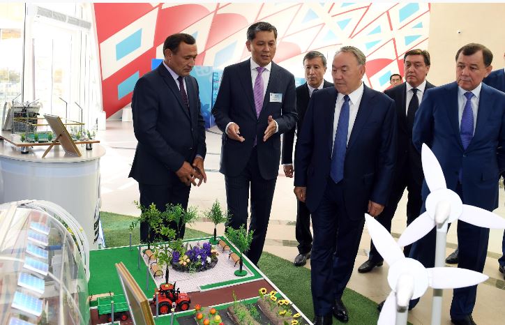 ەلباسى تارازداعى دوستىق ۇيىندە بولدى