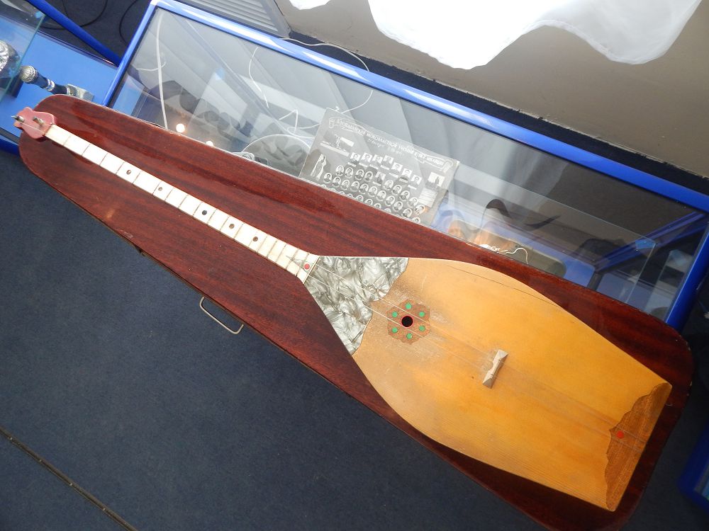 اۋەزوۆتىڭ دومبىراسى. بىردەن بىرگە اۋىسىپ, بۇگىنگى كۇنگە قالايشا جەتكەن ەدى؟ 
