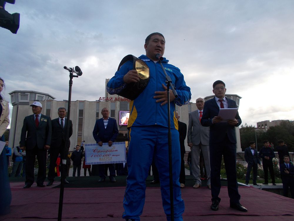 ايبەك نۇعىماروۆ: جەڭىسىمدى جەرلەستەرىمە ارنايمىن!