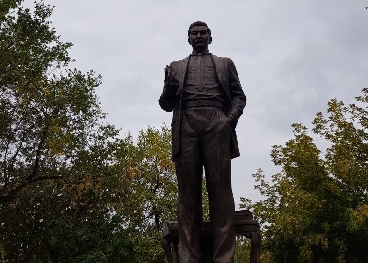 سەمەيدە Əليحان بوكەيحاننىڭ ەسكەرتكىشى اشىلدى