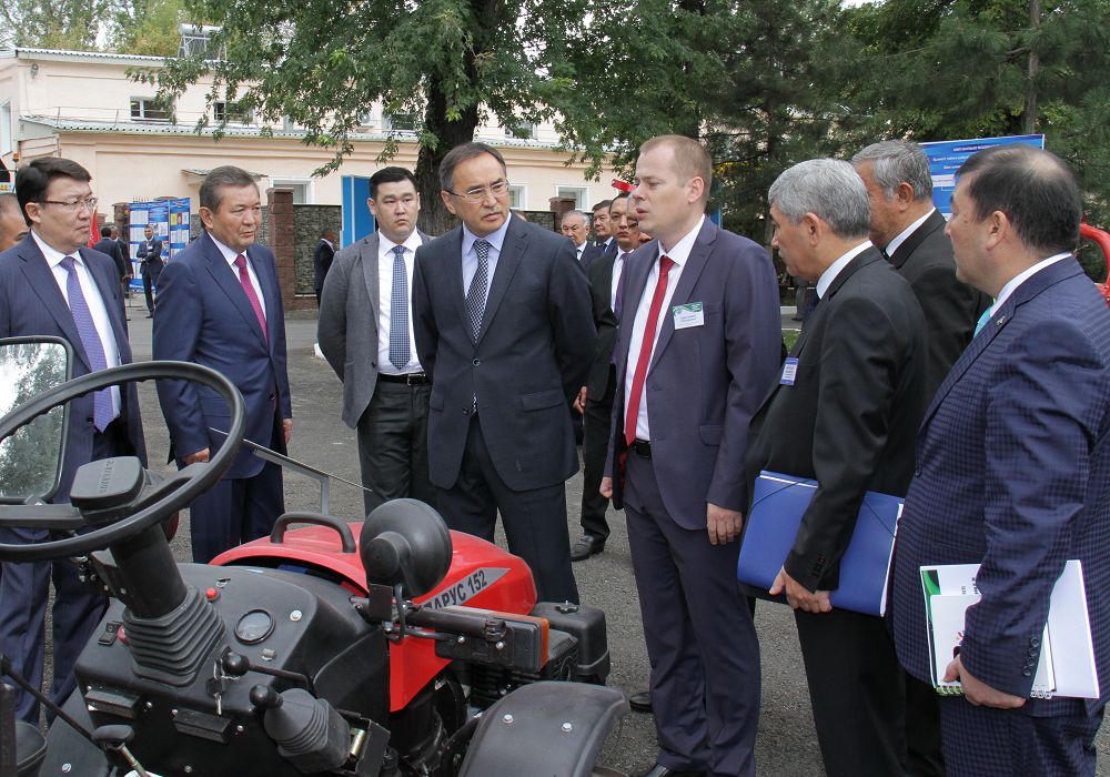 مىرزاحمەتوۆ اگروحاب جۇمىسىمەن تانىستى