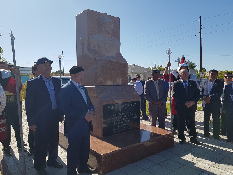 كوكپەكتى اۋدانىندا ۋاق بارماق باتىرعا ەسكەرتكىش قويىلدى