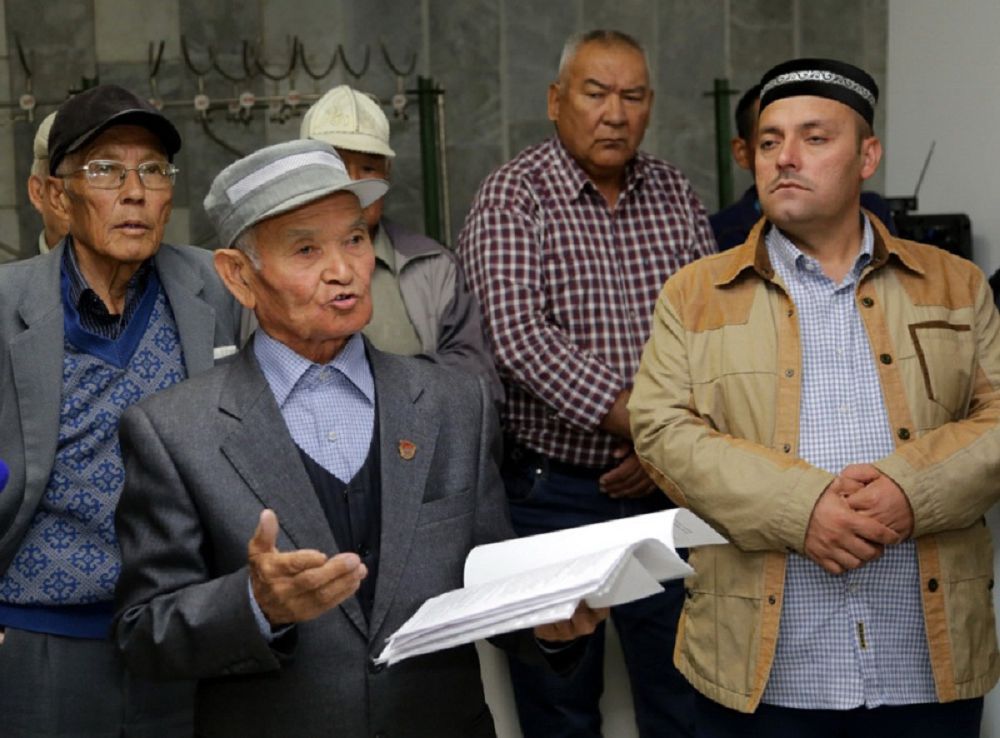 ساياققا سۋ كەلە جاتىر