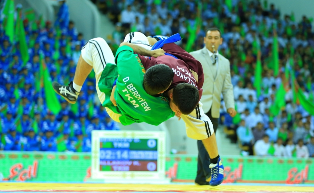 بالۋاندارىمىز ءتورت التىن يەلەندى