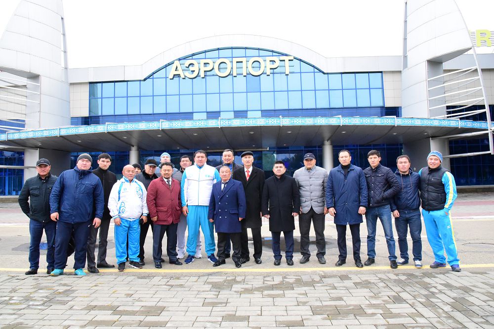 وسكەمەندىكتەر ايبەك نۇعىماروۆتى اۋەجايدان قارسى الدى