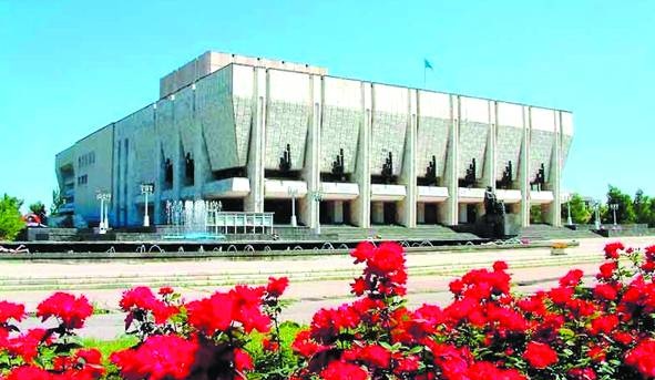 «اكەمتەاتر» اتىراۋدا ونەر كورسەتتى