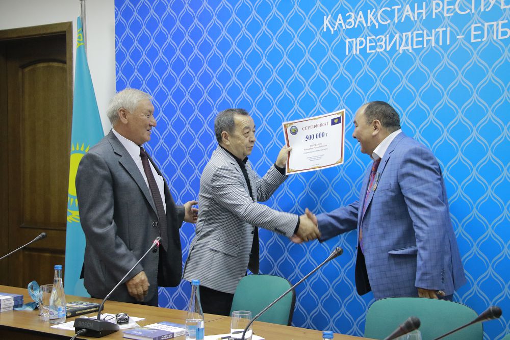 الماتىدا  بارلاۋشىلار تۋرالى تۇڭعىش كولەمدى كىتاپ جارىق كوردى