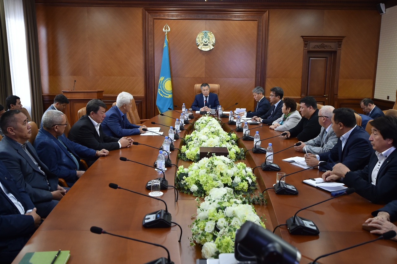 ج.تۇيمەباەۆ كاسىپورىن  باسشىلارىمەن كەزدەستى