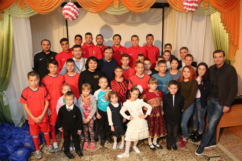 بوروديۋك پەن «شاحتەر» فۋتبولشىلارى بالالار ۇيىندە بولدى