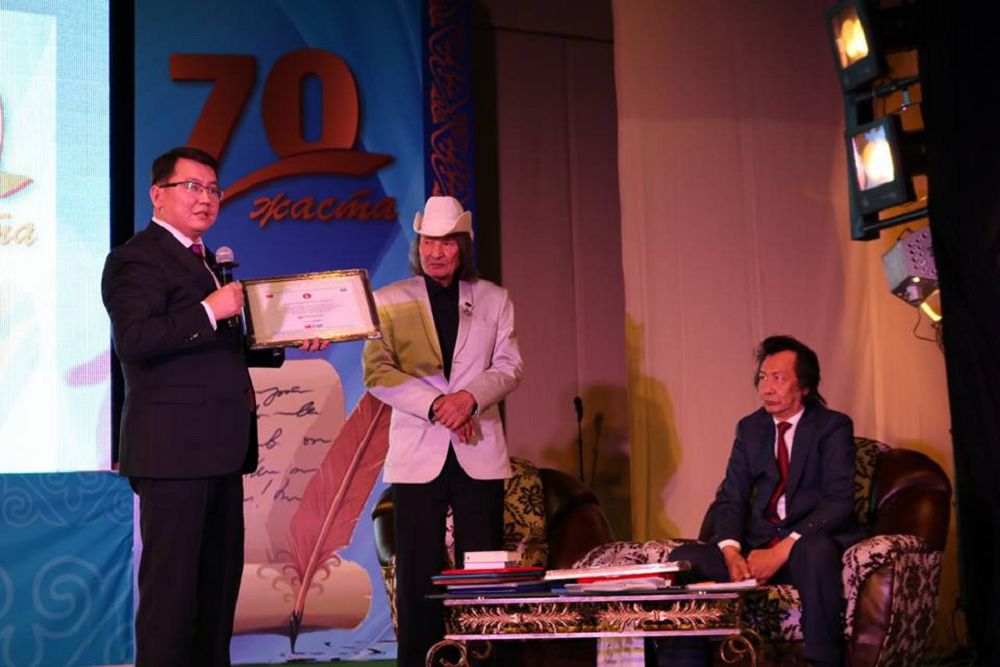 تۋعان جەرى تۇلعالارىنا قۇرمەت كورسەتتى
