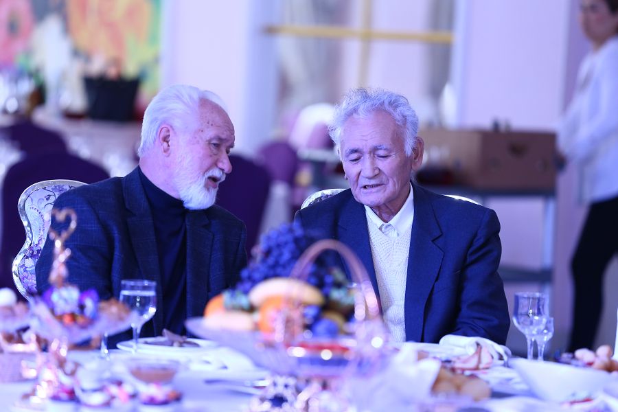 اقتوبەدە قارتتار كۇنىنە وراي زەينەتكەرلەر مەن ارداگەرلەرگە 110 ملن تەڭگە اۋدارادى

