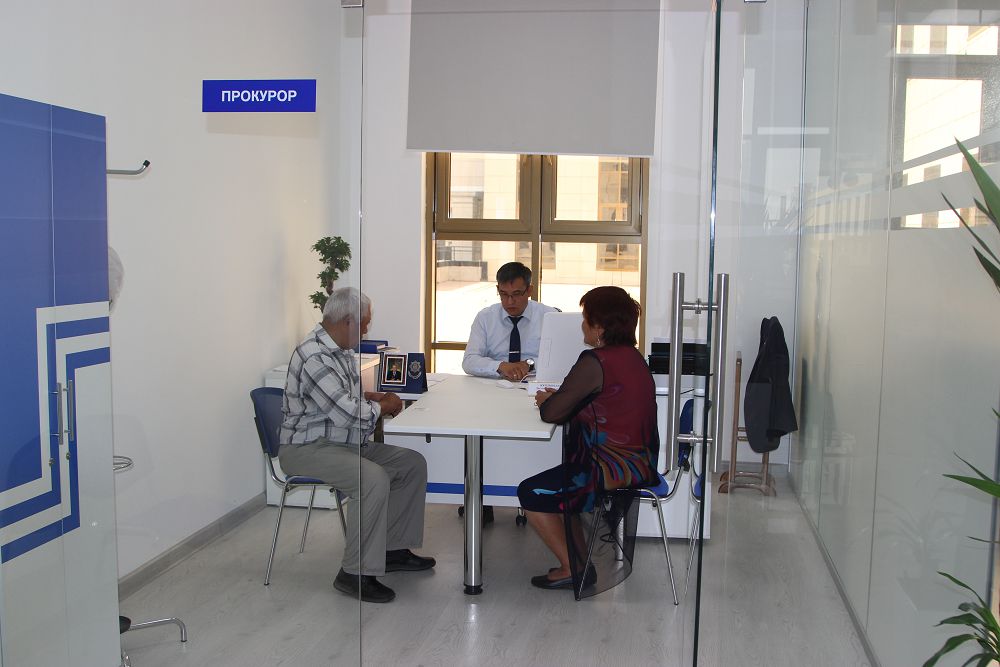 كۇيىنىپ كەلىپ, ءسۇيىنىپ شىعاتىن ورتالىق