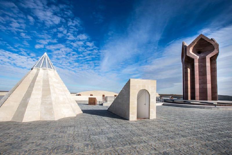 مەملەكەت باسشىسى «قورقىت اتا» مەموريالدى كەشەنىن ارالادى