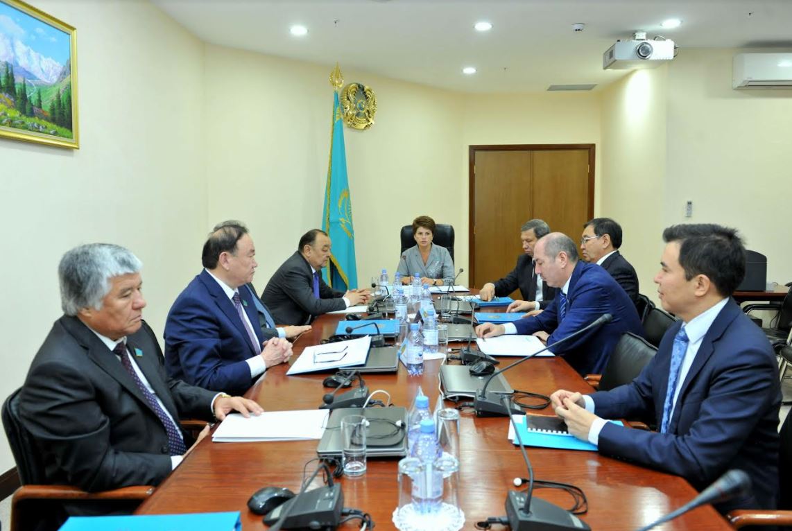 سەناتورلار قازاقستاننىڭ ايب-گە قاتىسۋ شارتتارىن تالقىلادى