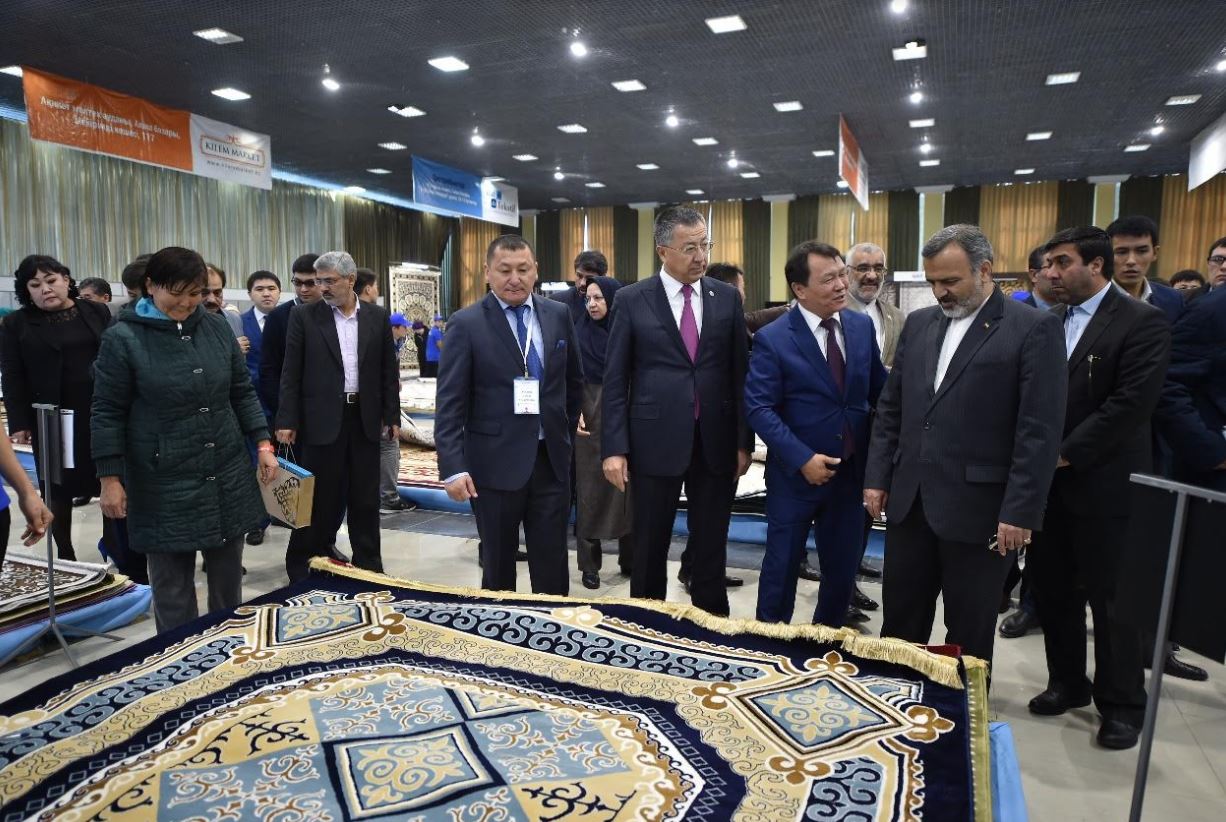 شىمكەنتتە  وتاندىق كىلەمدەر جارمەڭكەسى وتۋدە