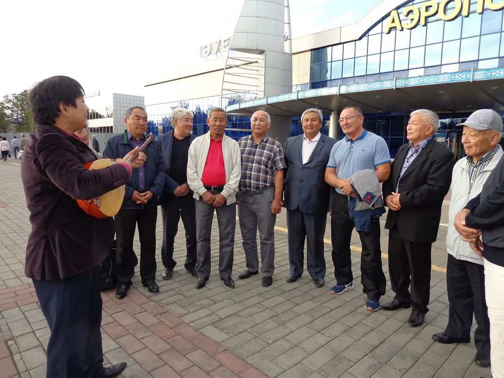 جاستار – ءبىرىنشى, ەرەسەكتەر ەكىنشى ورىندا