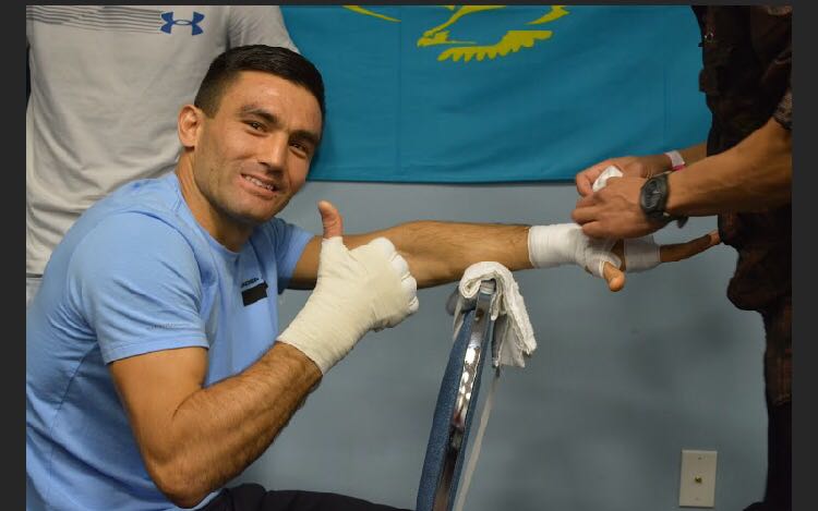 بوكسشى بوبىرجان مومىنوۆ تەحنيكالىق نوكاۋتپەن جەڭىسكە جەتتى