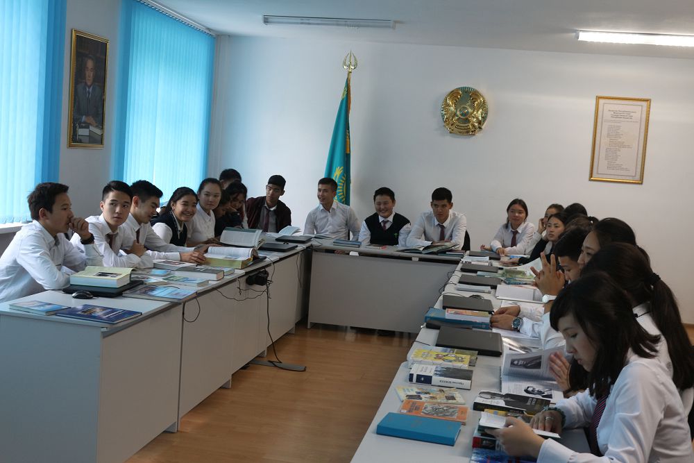 الماتىدا «قازاق جازۋىن لاتىن الىپبيىنە كوشىرۋدىڭ وزەكتى ماسەلەلەرى» اتتى دوڭگەلەك ۇستەل ءوتتى
