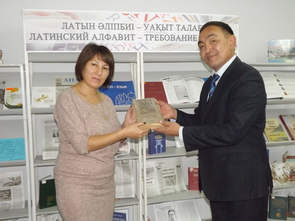 قاراعاندىدا «كىتاپحاناعا لاتىن الىپبيىندەگى كىتاپ سىيلا!» اكتسياسى باستالدى