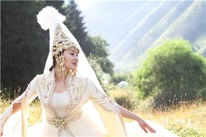 وتىرعان قىز ورنىن تابا الىپ ءجۇر مە؟
