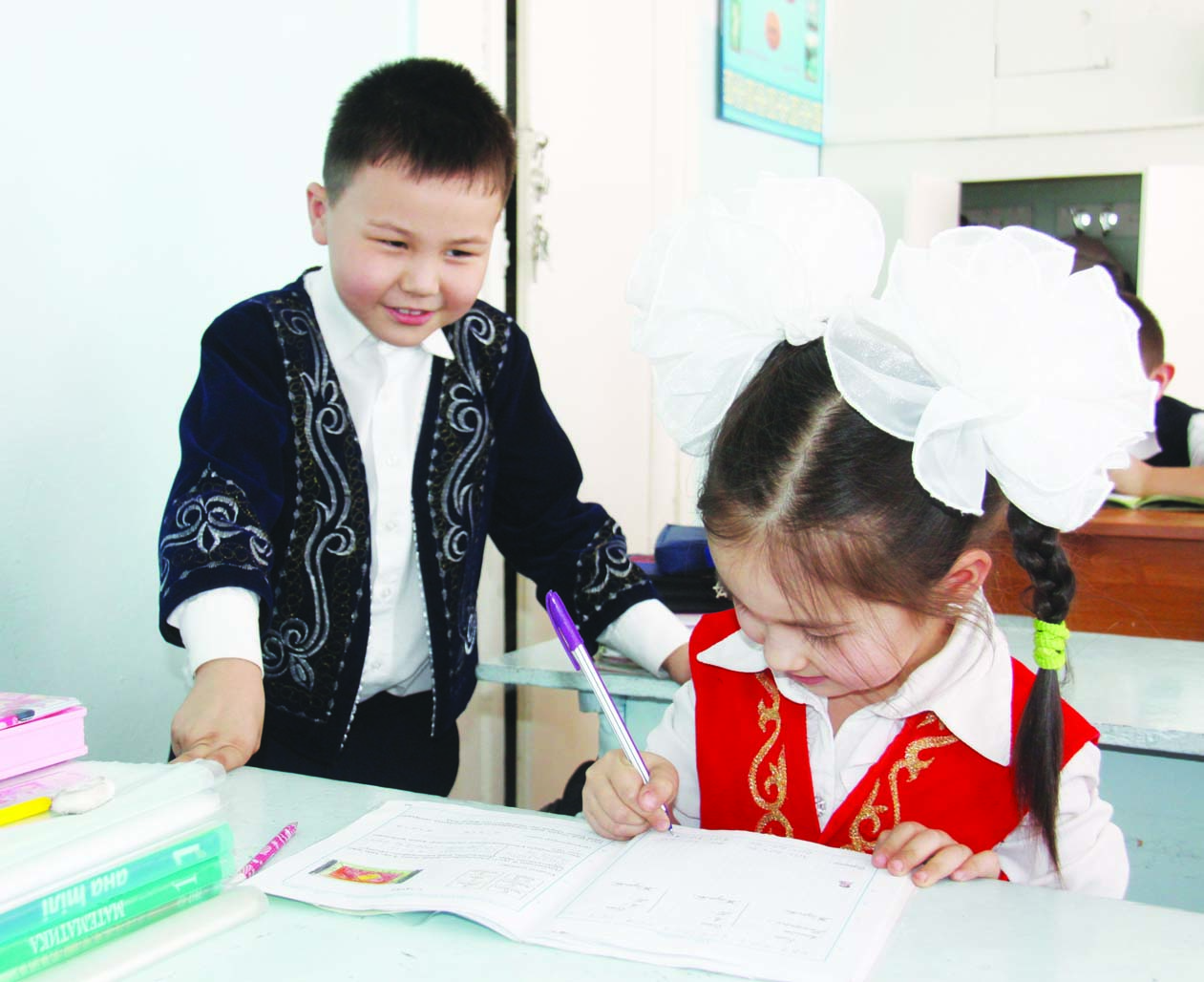 بالالار ءبىر-ءبىرىن باعالاۋدى ۇيرەنەدى 