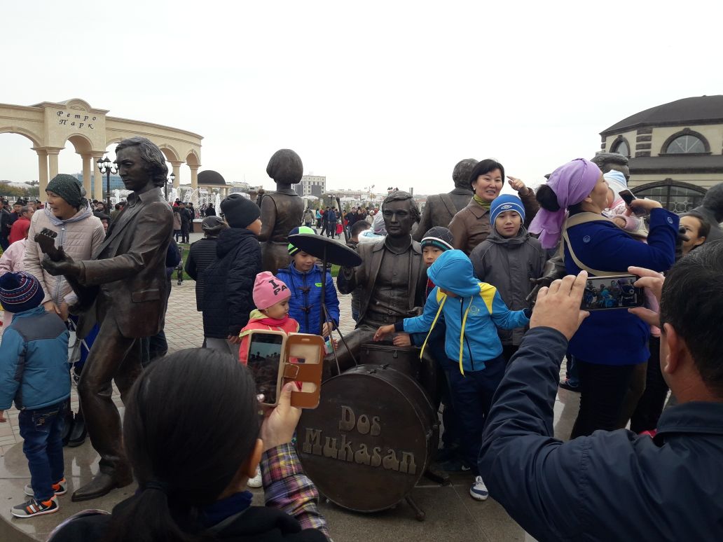 اتىراۋدا رەترو-ساياباقتىڭ اشىلۋىنا 3 مىڭنان استام ادام جينالدى