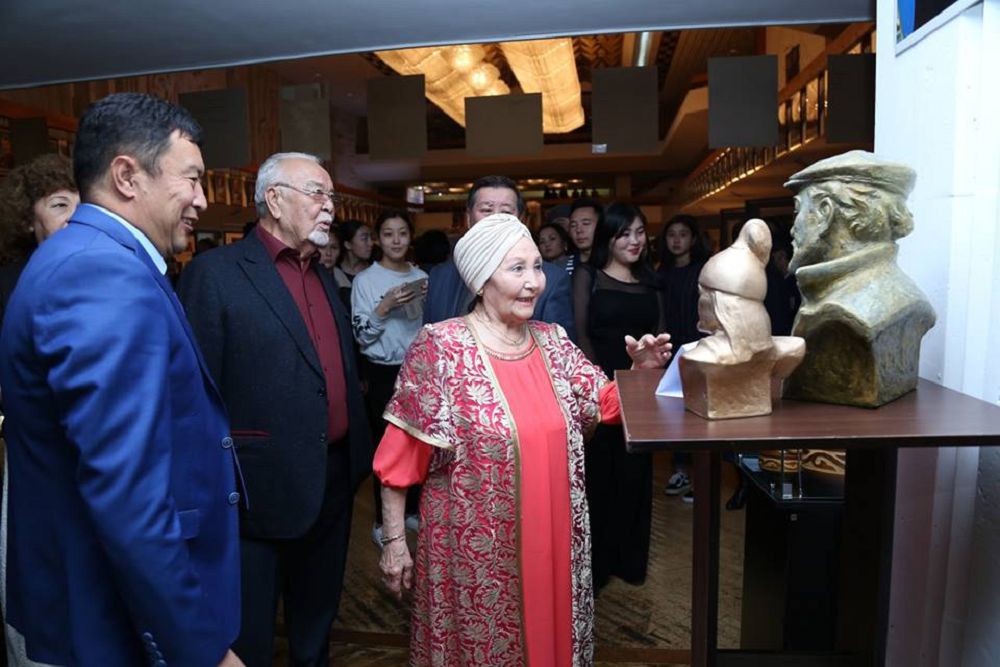 اۋەزوۆ تەاترى 92-ماۋسى­مى­ن اشتى