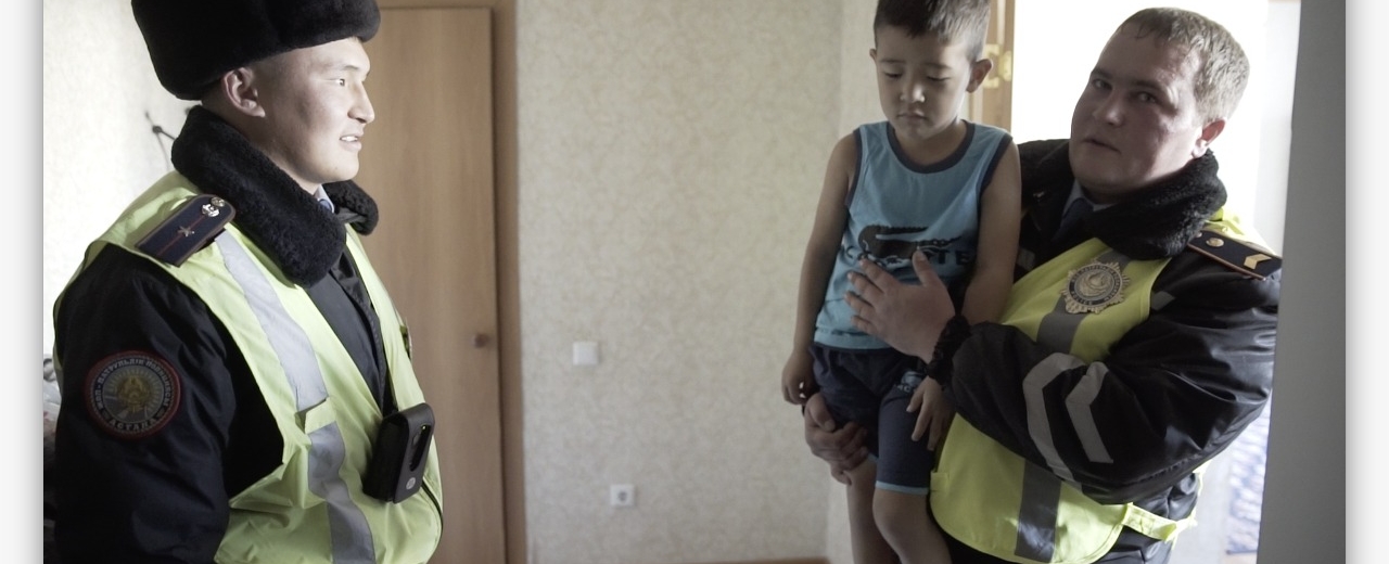 ەلوردالىق پوليتسەيلەر 10-قاباتتان قۇلاعالى تۇرعان بالانى قۇتقارىپ قالدى