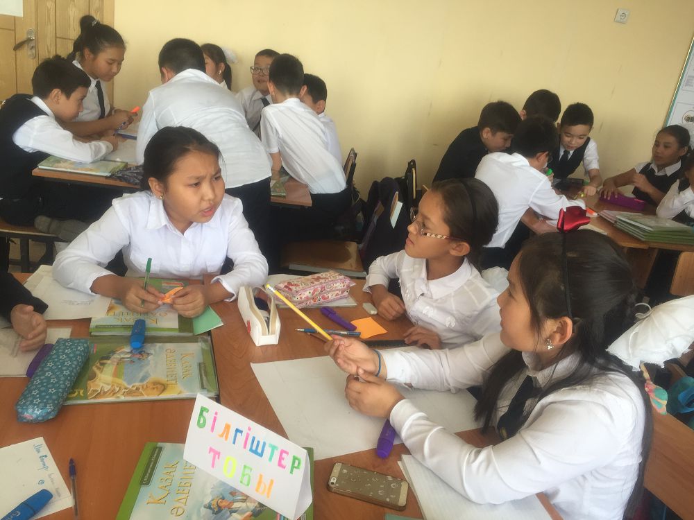 بالالار ءبىر-ءبىرىن باعالاۋدى ۇيرەنەدى