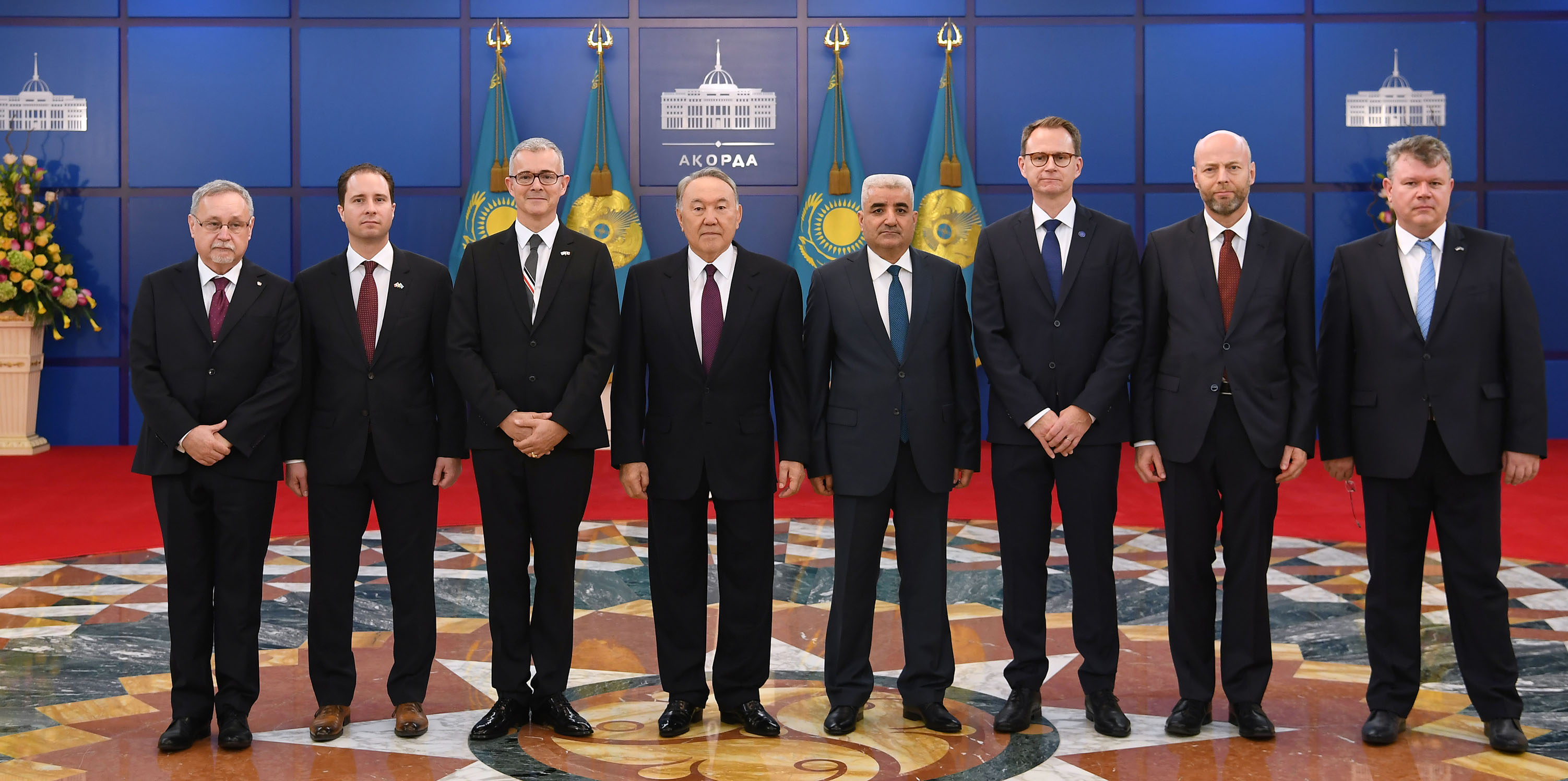 قازاقستان پرەزيدەنتى ەلشىلەردەن سەنىم گراموتالارىن قابىلدادى