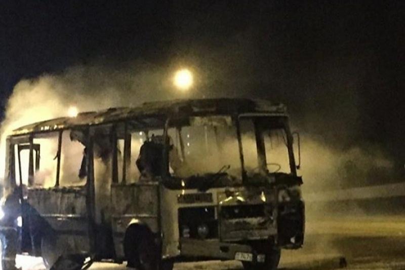 جەزقازعاندا اۆتوبۋستاعى ءورتتى سوندىرمەك بولعان كوندۋكتور مەن جۇرگىزۋشى كۇيىپ قالدى