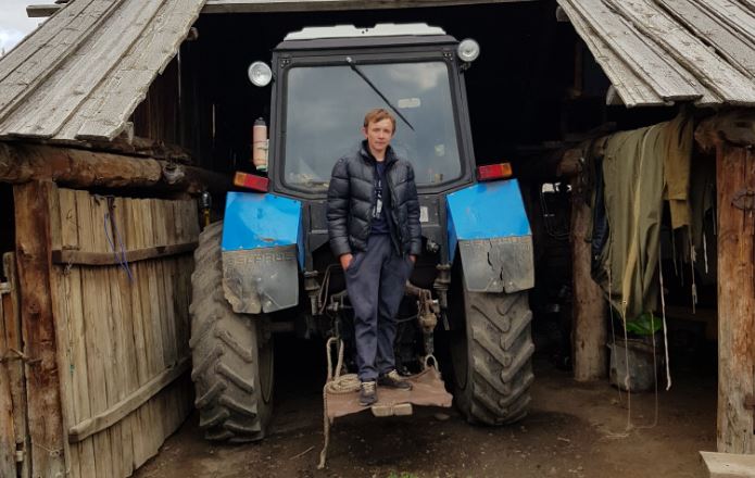 ەلباسىنان سىيعا تراكتور العان وتباسى