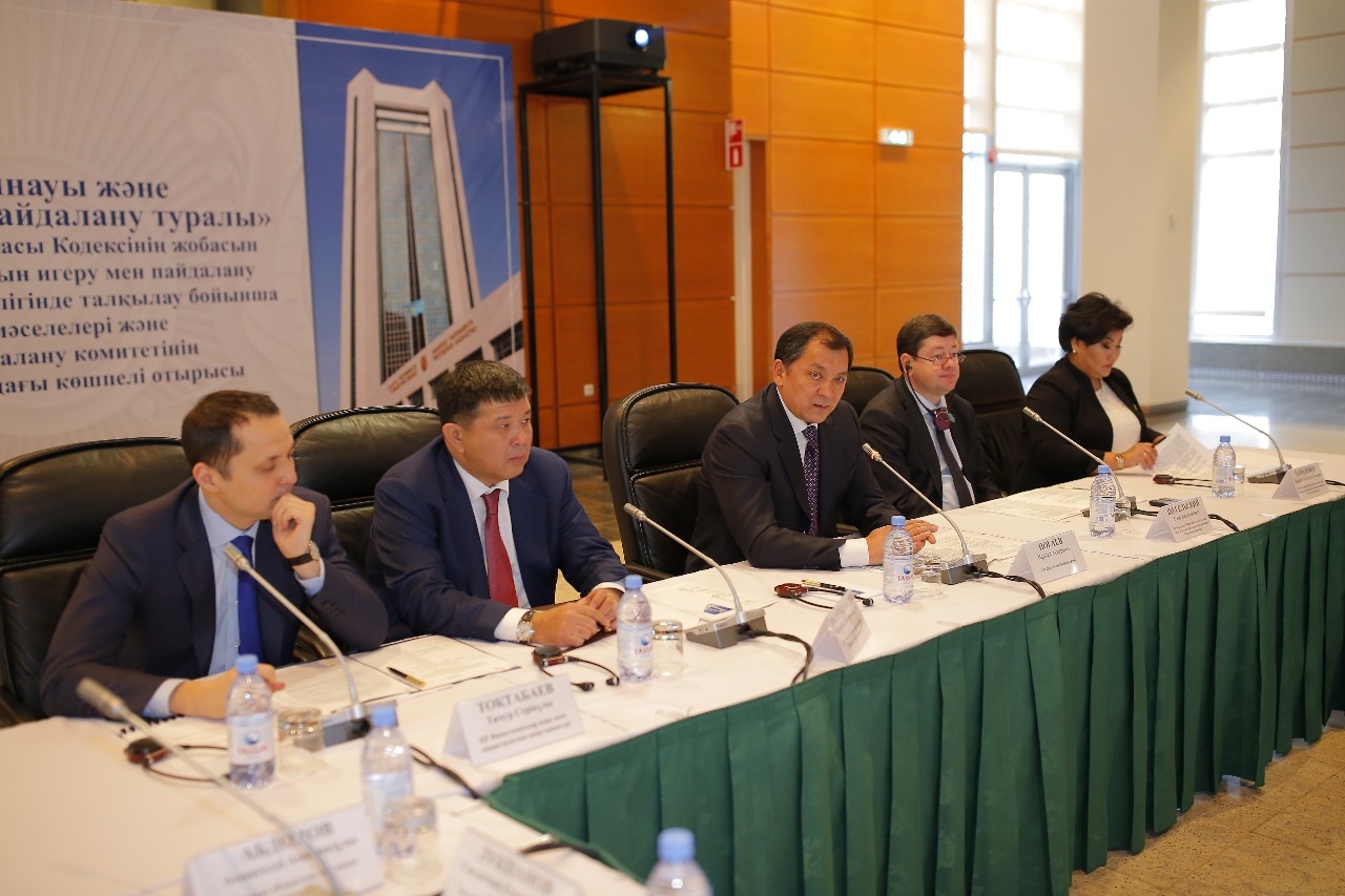 اتىراۋدا جەر قويناۋىن پايدالانۋ تۋرالى زاڭناما تالقىلاندى