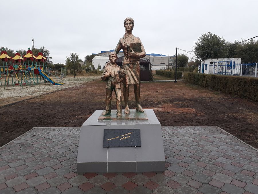 شىڭعىرلاۋدا ۇستازعا ەسكەرتكىش ورناتىلدى