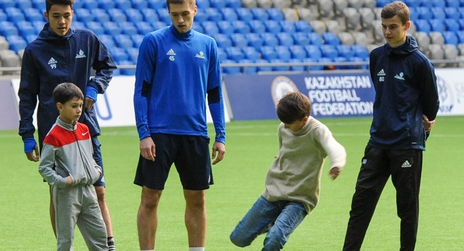 «استانا» كومانداسىنىڭ فۋتبولشىلارى جاستارعا شەبەرلىك ساباعىن وتكىزدى