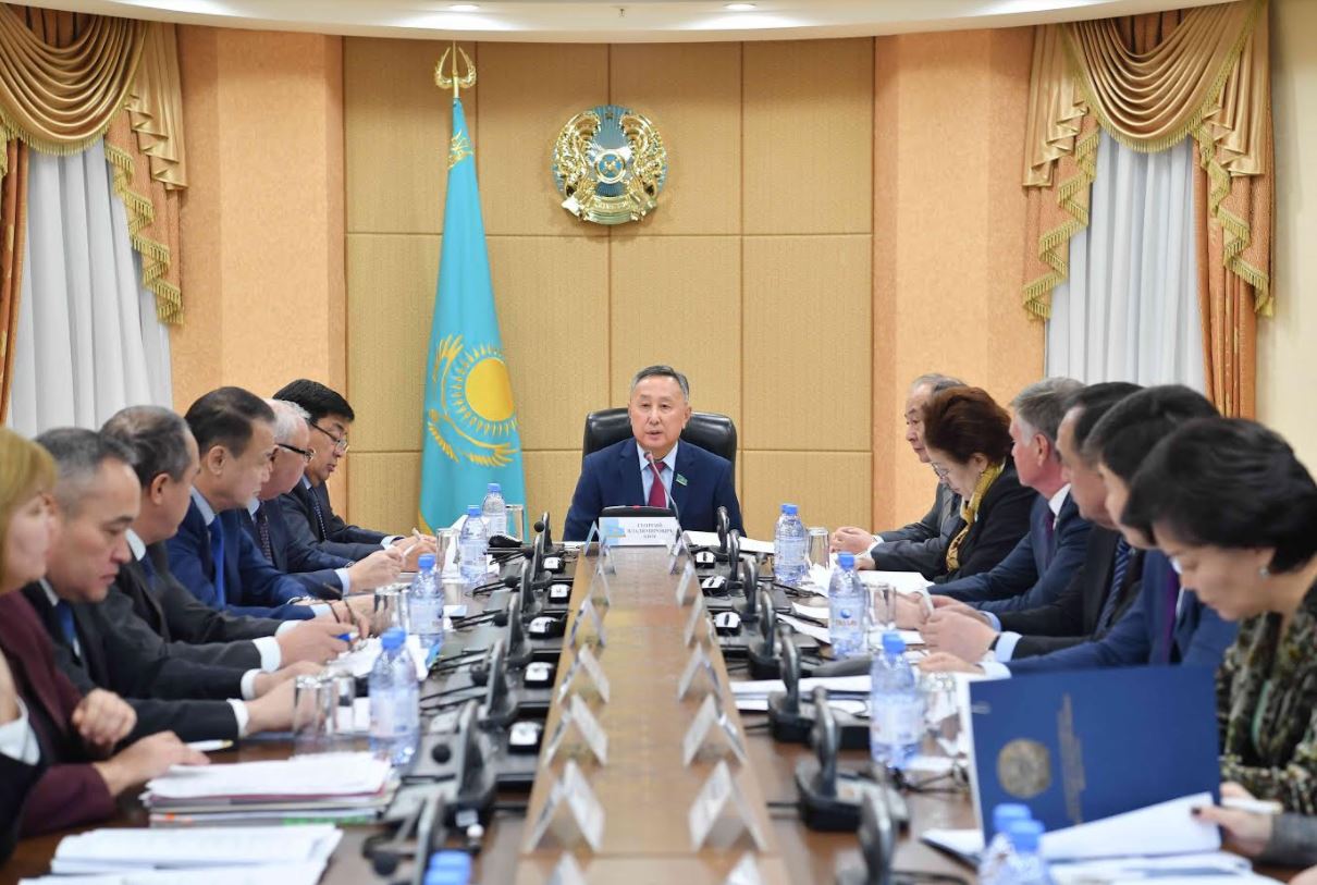 سەناتتا مەدياتسيا ينستيتۋتىن دامىتۋدىڭ كەلەشەگى تالقىلاندى