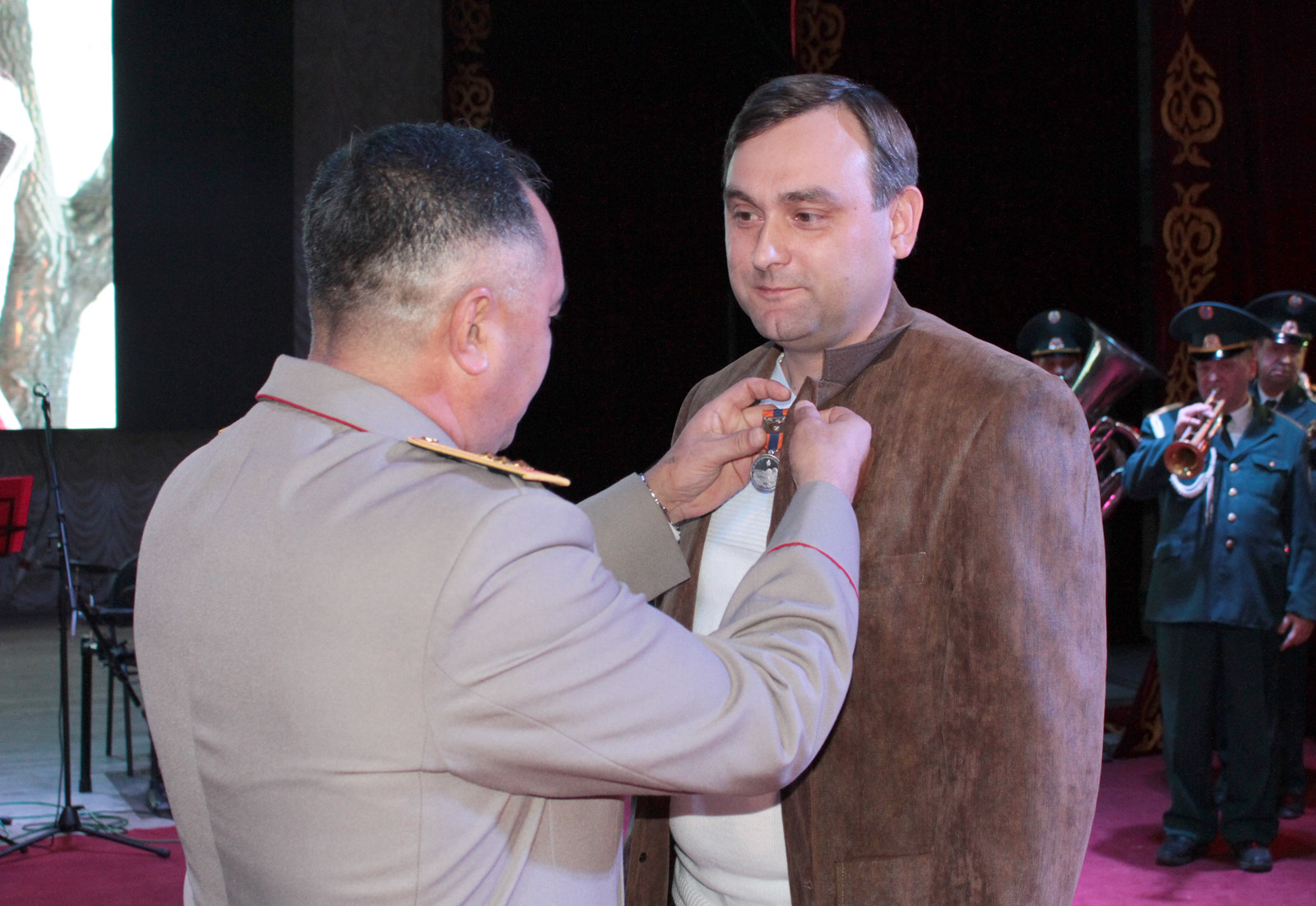 سۋعا باتقان ايەلدى قۇتقارعانى ءۇشىن ماراپاتتالدى