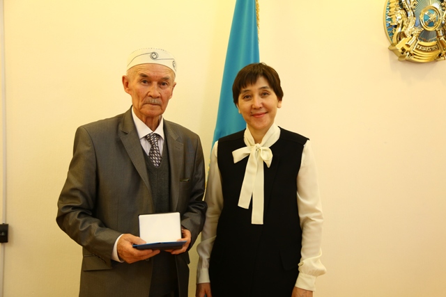 ەڭبەك جانە حالىقتى الەۋمەتتىك قورعاۋ ءمينيسترى ارداگەرلەرىن كاسىبي مەرەكەمەن قۇتتىقتادى