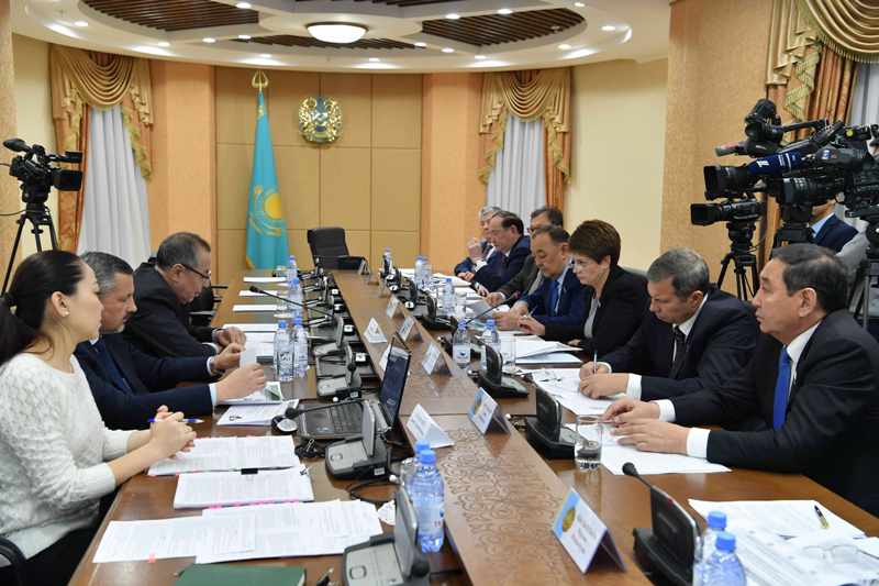 سەناتورلار كورسەتىلەتىن قارجى قىزمەتىن تۇتىنۋشىلاردى قورعاۋ ماسەلەلەرىن تالقىلادى