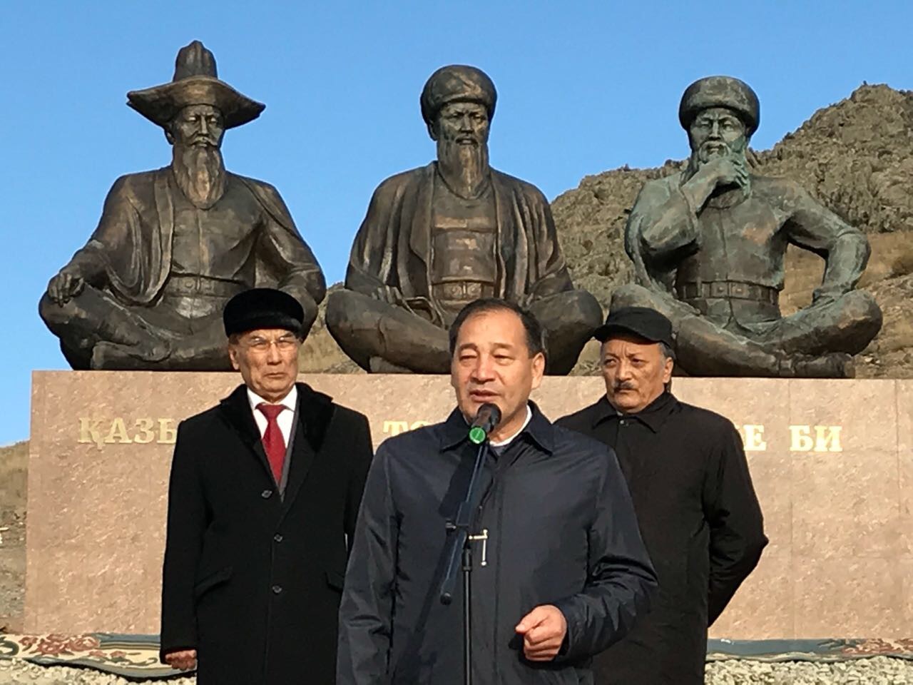 ماڭعىستاۋدا قازاقتىڭ ءۇش بيىنە ەسكەرتكىش قويىلدى