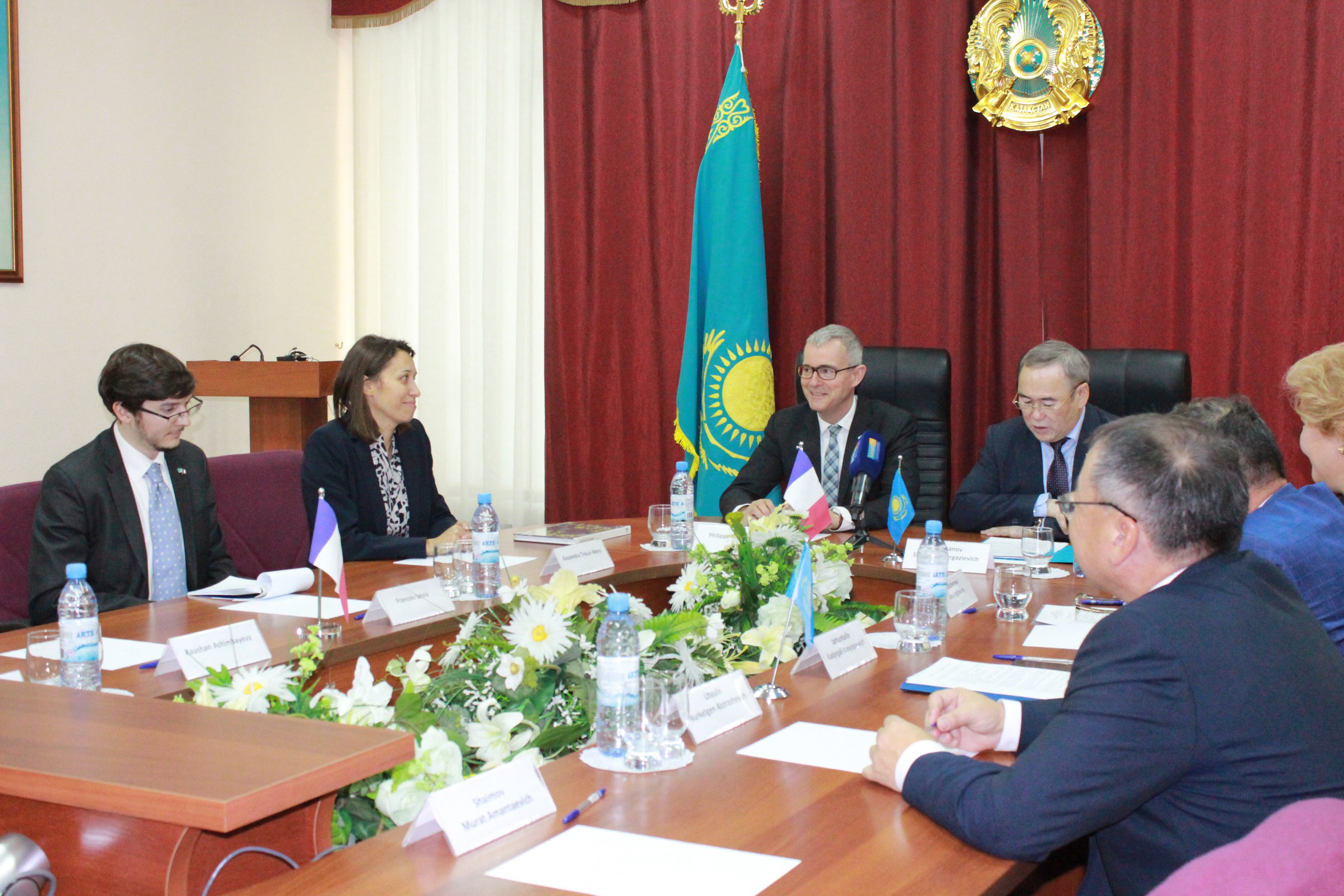 فرانتسيا ەلشىسى ىسساپارمەن قوستانايدا بولدى